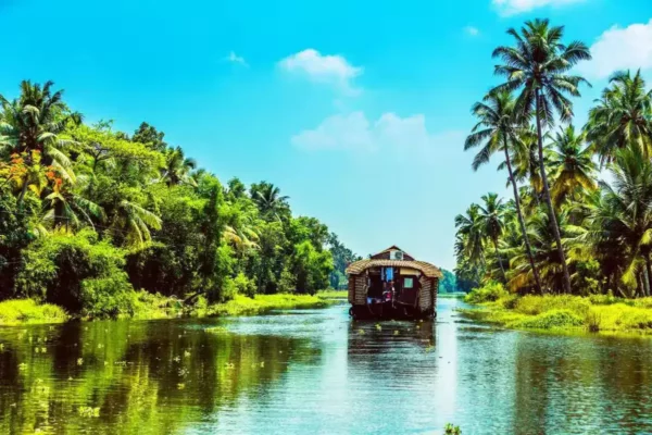 India Koshi Un barco-vivienda atraviesa uno de los canales navegables del Estado de Kerala