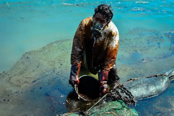 imagenes de la contaminacion del agua hombre lipia desastre petrolero